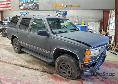1998 Chevrolet Tahoe K1500 z USA, uszkodzony, nr VIN 1GNEK13R6WJ329053
